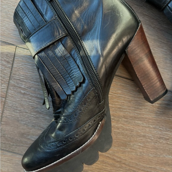 Gorgeous black boots! - Picture 3 of 16